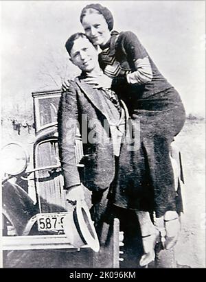 Bonnie und Clyde. Bonnie Elizabeth Parker (1. Oktober 1910 - 23. Mai 1934) und Clyde Chestnut Barrow (24. März 1909 - 23. Mai 1934) waren ein amerikanisches kriminelles Paar, das während der Großen Depression mit ihrer Bande die Vereinigten Staaten bereiste, die für ihre Banküberfälle bekannt war, Obwohl sie es vorzogen, kleine Geschäfte oder ländliche Trauerhäuser auszurauben. Ihre Heldentaten erregten die Aufmerksamkeit der amerikanischen Presse und ihrer Leserschaft während der gelegentlich als „Public Enemy-Ära“ zwischen 1931 und 1934 bezeichneten Zeit. Stockfoto