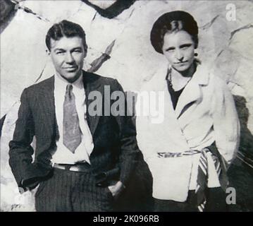 Bonnie und Clyde. Bonnie Elizabeth Parker (1. Oktober 1910 - 23. Mai 1934) und Clyde Chestnut Barrow (24. März 1909 - 23. Mai 1934) waren ein amerikanisches kriminelles Paar, das während der Großen Depression mit ihrer Bande die Vereinigten Staaten bereiste, die für ihre Banküberfälle bekannt war, Obwohl sie es vorzogen, kleine Geschäfte oder ländliche Trauerhäuser auszurauben. Ihre Heldentaten erregten die Aufmerksamkeit der amerikanischen Presse und ihrer Leserschaft während der gelegentlich als „Public Enemy-Ära“ zwischen 1931 und 1934 bezeichneten Zeit. Stockfoto