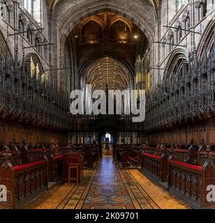 Chester, Vereinigtes Königreich - 26. August 2022: Blick auf den Chor, den Altar und das Mittelschiff der historischen Chester Cathedral Stockfoto
