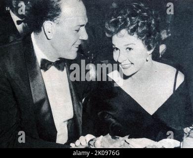 Die Schauspielerin Susan Hayward mit ihrem Mann Eaton Chalkley. Susan Hayward (geboren Edythe Marrenner; 30. Juni 1917 - 14. März 1975) war eine amerikanische Schauspielerin und Model. Sie war vor allem für ihre Filmdarstellungen von Frauen bekannt, die auf wahren Geschichten basierten. Stockfoto