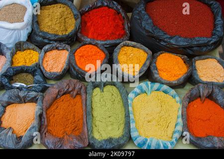 Glänzend gefärbte Gewürze zum Verkauf auf dem Otavalo-Markt im Andenhochland nördlich von Quito Ecuador. Stockfoto