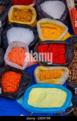 Glänzend gefärbte Gewürze zum Verkauf auf dem Otavalo-Markt im Andenhochland nördlich von Quito Ecuador. Stockfoto