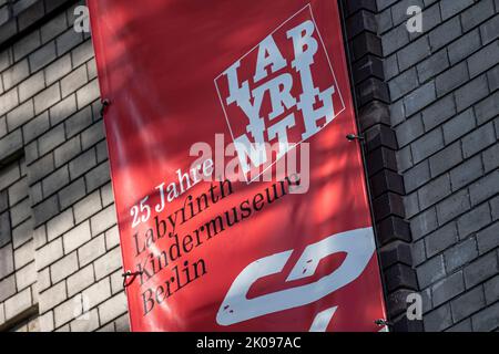 Berlin, Deutschland. 10. September 2022. Am Gebäude des Labyrinth Kindermuseums hängt ein Banner, um sein 25.-jähriges Bestehen zu feiern. Quelle: Fabian Sommer/dpa/Alamy Live News Stockfoto