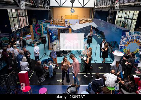 Berlin, Deutschland. 10. September 2022. Die Menschen stehen für das 25.-jährige Jubiläum im Labyrinth Kindermuseum. Quelle: Fabian Sommer/dpa/Alamy Live News Stockfoto