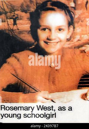 Rosemary Pauline West (geb. Letts; geboren am 29. November 1953) ist eine englische Serienmörderin, die mit ihrem Mann Fred West bei der Folter und dem Mord an mindestens neun jungen Frauen zwischen 1973 und 1987 zusammenarbeitete. 1971 ermordete sie auch ihre achtjährige Stieftochter Charmaine. Der Großteil dieser Morde fand in der West-Residenz in Gloucester statt. Rose ist eine Insassin im HM Prison New Hall, Flockton, West Yorkshire, nachdem sie 1995 von zehn Morden verurteilt wurde. Stockfoto