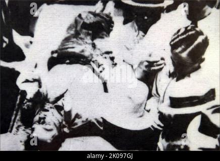 Body of Clyde Chestnut Barrow (1909 - 23. Mai 1934) amerikanischer Krimineller, Teil des Paares Bonnie und Clyde, das während der Großen Depression mit ihrer Bande durch die ZentralVereinigten Staaten reiste, das für ihre Banküberfälle bekannt ist, obwohl sie es vorzogen, kleine Geschäfte oder ländliche Trauerhäuser auszurauben. Ihre Heldentaten erregten die Aufmerksamkeit der amerikanischen Presse und ihrer Leserschaft während der gelegentlich als „Public Enemy-Ära“ zwischen 1931 und 1934 bezeichneten Zeit. Stockfoto