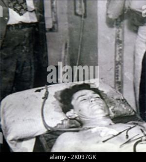 Body of Clyde Chestnut Barrow (1909 - 23. Mai 1934) amerikanischer Krimineller, Teil des Paares Bonnie und Clyde, das während der Großen Depression mit ihrer Bande durch die ZentralVereinigten Staaten reiste, das für ihre Banküberfälle bekannt ist, obwohl sie es vorzogen, kleine Geschäfte oder ländliche Trauerhäuser auszurauben. Ihre Heldentaten erregten die Aufmerksamkeit der amerikanischen Presse und ihrer Leserschaft während der gelegentlich als „Public Enemy-Ära“ zwischen 1931 und 1934 bezeichneten Zeit. Stockfoto