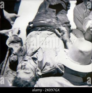 Body of Clyde Chestnut Barrow (1909 - 23. Mai 1934) amerikanischer Krimineller, Teil des Paares Bonnie und Clyde, das während der Großen Depression mit ihrer Bande durch die ZentralVereinigten Staaten reiste, das für ihre Banküberfälle bekannt ist, obwohl sie es vorzogen, kleine Geschäfte oder ländliche Trauerhäuser auszurauben. Ihre Heldentaten erregten die Aufmerksamkeit der amerikanischen Presse und ihrer Leserschaft während der gelegentlich als „Public Enemy-Ära“ zwischen 1931 und 1934 bezeichneten Zeit. Stockfoto