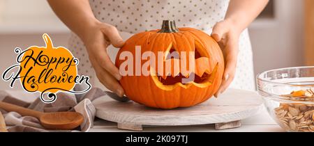 Grußkarte zur Happy Halloween Feier mit Frau und geschnitztem Kürbis Stockfoto