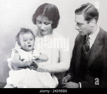 Der Herzog und die Herzogin von York mit ihrer Tochter Elizabeth. Prinzessin Elizabeth. Elizabeth II. (Elizabeth Alexandra Mary; geboren am 21. April 1926) ist Königin des Vereinigten Königreichs und 15 anderer Commonwealth-Bereiche. Sie ist die ältere Tochter von König Georg VI. Und Königin Elizabeth. Stockfoto