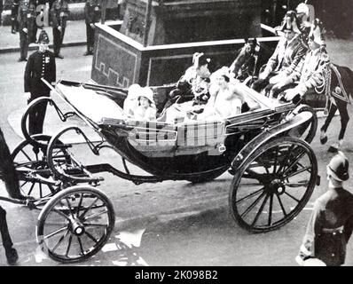 Die Prinzessinnen Margaret und Elizabeth werden mit ihrem Großvater zum Silver Jubilee Service gefahren. Prinzessin Margaret, Gräfin von Snowdon, CI, GCVO, CD (Margaret Rose; 21. August 1930 - 9. Februar 2002) war die jüngere Tochter von König Georg VI. Und Königin Elizabeth und die einzige Schwester von Königin Elizabeth II. Prinzessin Elizabeth. Elizabeth II. (Elizabeth Alexandra Mary; geboren am 21. April 1926) ist Königin des Vereinigten Königreichs und 15 anderer Commonwealth-Bereiche. Sie ist die ältere Tochter von König Georg VI. Und Königin Elizabeth. Stockfoto