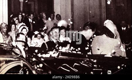 Earl und Gräfin Mountbatten aus Burma, die nach ihrer Hochzeit im Jahr 1947 mit Rosenblättern übergossen wurden. Elizabeth II. (Elizabeth Alexandra Mary; geboren am 21. April 1926) ist Königin des Vereinigten Königreichs und 15 anderer Commonwealth-Bereiche. Sie ist die ältere Tochter von König Georg VI. Und Königin Elizabeth. Prinz Philip, Herzog von Edinburgh (geboren Prinz Philip von Griechenland und Dänemark, später Philip Mountbatten; (10. Juni 1921 - 9. April 2021), war ein Mitglied der britischen königlichen Familie als Ehemann von Königin Elizabeth II.. Er war die Gemahlin des britischen Monarchen von Elizabeth's Beitritt am 6. Februar 1952 bis zu seinem Stockfoto