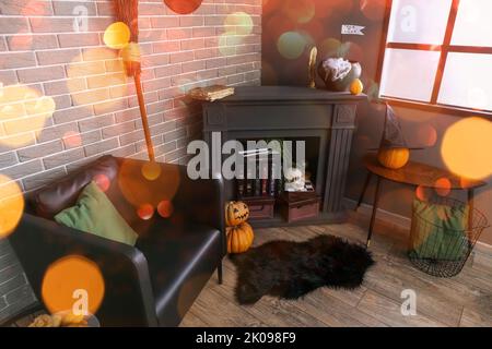 Interieur des Wohnzimmers dunklen Raum für Halloween dekoriert Stockfoto