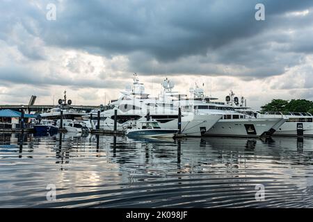 Fort Lauderdale, Miami, Florida - 9. September 2022: Boote, die zur Reparatur und Wartung in der Wharf angedockt sind Stockfoto