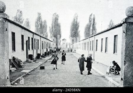 Flüchtlinge im ehemaligen Konzentrationslager Dachau. Dachau war ein am 22. März 1933 eröffnetes Nazi-Konzentrationslager, das zunächst politische Gefangene halten sollte. Es liegt nordwestlich von München im Bundesland Bayern, im Süden Deutschlands. In den Nachkriegsjahren diente die Dachau-Anlage dazu, SS-Soldaten in Erwartung des Prozesses zu halten. Nach 1948 hielt es ethnische Deutsche fest, die aus Osteuropa ausgewiesen worden waren und auf eine Umsiedlung warteten, und wurde während der Besatzung auch eine Zeit lang als Militärstützpunkt der Vereinigten Staaten genutzt. Es wurde schließlich im Jahr 1960 geschlossen. Stockfoto