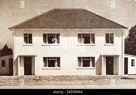 Doppelhaushälfte aus Beton, vorgefertigte Häuser. Prefabs (Fertighäuser) waren ein wichtiger Teil des Lieferplans, um den Wohnungsmangel im Vereinigten Königreich nach dem Zweiten Weltkrieg zu beheben. Sie wurden vom Kriegsminister Winston Churchill im März 1944 ins Auge gefasst und im Housing (Temporary Accommodation) Act 1944 gesetzlich festgelegt. Stockfoto