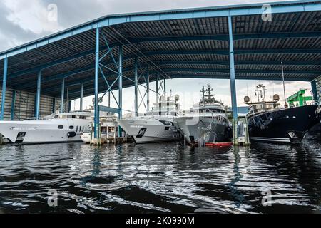 Fort Lauderdale, Miami, Florida - 9. September 2022: Boote, die zur Reparatur und Wartung in der Wharf angedockt sind Stockfoto