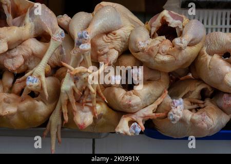 Frisch getötete und gereinigte Hühner zum Verkauf Otavalo Market im Andenhochland nördlich von Quito Ecuador Stockfoto