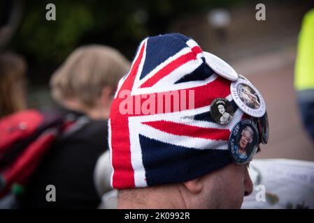 London, Großbritannien. 10. September 2022. Ein Zuschauer erwartet, dass Charles vom geheimrat offiziell zum König erklärt wird Charles vom geheimrat formell zum König erklärt und Blumen in Erinnerung an Königin Elizabeth II. In London verlegt. Kredit: SOPA Images Limited/Alamy Live Nachrichten Stockfoto