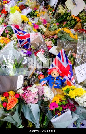 London, 10.. September 2022. Im Green Park werden Tausende von Blumen an Ihre Majestät Königin Elizabeth II. Gezollt, viele davon begleitet von Botschaften von Erwachsenen und Kindern. Stockfoto