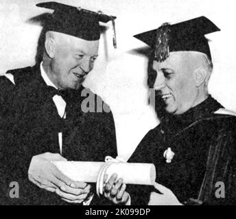 General Eisenhower, Präsident der Columbia University, mit Jawaharlal Nehru, Premierminister von Indien. David „Ike“ Eisenhower GCB, OM, RE, GCS, CCLH, KC, NPK (14. Oktober 1890 - 28. März 1969) war ein amerikanischer Militäroffizier und Staatsmann, der von 1953 bis 1961 als Präsident der Vereinigten Staaten von 34. diente. Jawaharlal Nehru (14. November 1889 - 27. Mai 1964) war ein indischer antikolonialer Nationalist, säkularer Humanist, Sozialdemokrat und Autor, der im mittleren Drittel des 20.. Jahrhunderts eine zentrale Figur in Indien war. Nach der Unabhängigkeit Indiens im Jahr 1947 diente er als der wichtigste Mini des Landes Stockfoto