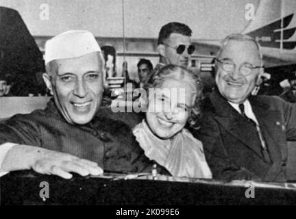 Pandit Nehru besucht mit seiner Schwester und Präsident Truman die USA. Jawaharlal Nehru (14. November 1889 - 27. Mai 1964) war ein indischer antikolonialer Nationalist, säkularer Humanist, Sozialdemokrat und Autor, der im mittleren Drittel des 20.. Jahrhunderts eine zentrale Figur in Indien war. Nach der Unabhängigkeit Indiens im Jahr 1947 diente er 17 Jahre lang als Premierminister des Landes. Harry S. Truman (8. Mai 1884 - 26. Dezember 1972) war der Präsident der Vereinigten Staaten von 33., der von 1945 bis 1953 diente. Er war ein lebenslanges Mitglied der Demokratischen Partei und diente bereits seit Januar 34. als Vizepräsident Stockfoto
