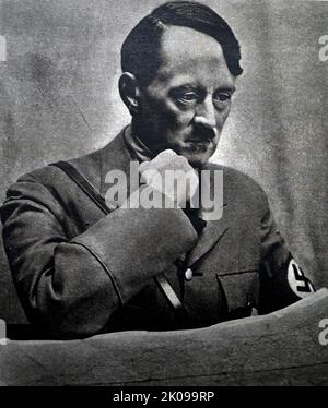 Adolf Hitler (20. April 1889 - 30. April 1945) war ein in Österreich geborener deutscher Politiker, der von 1933 bis zu seinem Tod 1945 der Diktator Deutschlands war. Er stieg als Führer der Nazi-Partei an die Macht, wurde 1933 Kanzler und übernahm 1934 den Titel eines Führers und Reichskanzlers. Während seiner Diktatur initiierte er den Zweiten Weltkrieg in Europa, indem er am 1. September 1939 in Polen einmarschierte. Er war während des gesamten Krieges eng an militärischen Operationen beteiligt und war von zentraler Bedeutung für die Verewigung des Holocaust, den Völkermord an etwa sechs Millionen Juden und Millionen anderer Opfer. Stockfoto