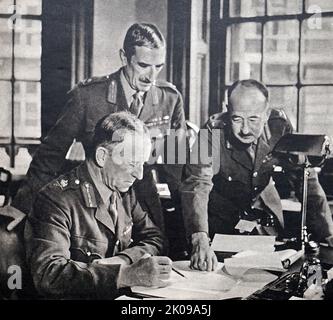 Wachsarbeiten von Adolf Hitler und Joseph Stalin bei Madame Tussaud's. Adolf Hitler (20. April 1889 - 30. April 1945) war ein in Österreich geborener deutscher Politiker, der von 1933 bis zu seinem Tod 1945 der Diktator Deutschlands war. Er stieg als Führer der Nazi-Partei an die Macht, wurde 1933 Kanzler und übernahm 1934 den Titel eines Führers und Reichskanzlers. Während seiner Diktatur initiierte er den Zweiten Weltkrieg in Europa, indem er am 1. September 1939 in Polen einmarschierte. Er war während des gesamten Krieges eng an militärischen Operationen beteiligt und stand im Mittelpunkt der Verewigung des Holocaust, des Genozids an einem Stockfoto