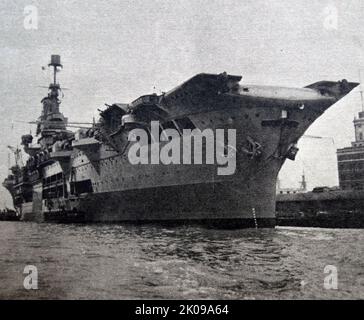 HMS Ark Royal war ein Flugzeugträger der Royal Navy, der während des Zweiten Weltkriegs betrieben wurde. Ark Royal wurde 1934 entworfen, um den Beschränkungen des Washingtoner Naval Treaty zu entsprechen, und wurde von Cammell Laird in Birkenhead, England, gebaut und im November 1938 fertiggestellt. Ark Royal operierte in einigen der aktivsten Marinetheater des Zweiten Weltkriegs. Sie war an den ersten Luft- und U-Boot-Tötungen des Krieges, Operationen vor Norwegen, der Suche nach dem deutschen Schlachtschiff Bismarck und den Malta-Konvois beteiligt. Sie wurde am 13. November 1941 von dem deutschen U-Boot U-81 torpediert und sank im Anschluss Stockfoto