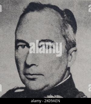 Gunther Adolf Ferdinand von Kluge (30. Oktober 1882 - 19. August 1944), auch bekannt als Hans Gunther von Kluge, war während des Zweiten Weltkriegs ein deutscher Feldmarschall, der sowohl an der Ost- als auch an der Westfront Kommandos hielt. Er kommandierte die Wehrmachtsarmee von 4. während der Invasion Polens 1939 und der Schlacht von Frankreich 1940. Sein Kommando an der Ostfront dauerte bis zum 1943. Oktober, als Kluge bei einem Autounfall schwer verletzt wurde. Obwohl Kluge kein aktiver Verschwörer im Komplott vom 20. Juli war, beging er nach dem gescheiterten Putsch am 19. August 1944 Selbstmord. Stockfoto