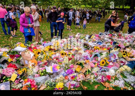 London, 10.. September 2022. Im Green Park werden Tausende von Blumen an Ihre Majestät Königin Elizabeth II. Gezollt, viele davon begleitet von Botschaften von Erwachsenen und Kindern. Stockfoto