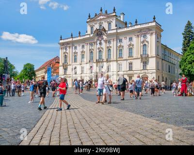 Prag, Tschechische Republik - Juni 2022: Der Erzbischöfliche Palast in der Nähe der Prager Burg wurde im Barock- und Rokoko-Stil erbaut Stockfoto