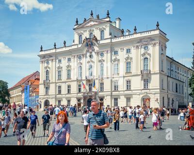 Prag, Tschechische Republik - Juni 2022: Der Erzbischöfliche Palast in der Nähe der Prager Burg wurde im Barock- und Rokoko-Stil erbaut Stockfoto