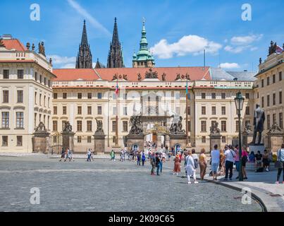 Prag, Tschechische Republik - 2022. Juni: Der bewachte Eingang des neuen Königspalastes, Teil der Prager Burg. Touristen in Prag Stockfoto