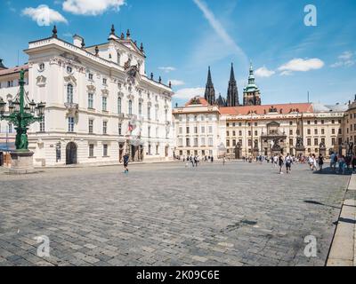 Prag, Tschechische Republik - Juni 2022: Der Erzbischöfliche Palast in der Nähe der Prager Burg wurde im Barock- und Rokoko-Stil erbaut Stockfoto