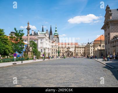 Prag, Tschechische Republik - Juni 2022: Der Erzbischöfliche Palast in der Nähe der Prager Burg wurde im Barock- und Rokoko-Stil erbaut Stockfoto