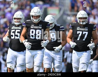 Evanston, Illinois, USA. 10. September 2022. Northwestern Wildcats kommt während des NCAA-Fußballspiels zwischen Northwestern und Duke im Ryan Field in Evanston, Illinois, auf das Spielfeld. Dean Reid/CSM/Alamy Live News Credit: CAL Sport Media/Alamy Live News Stockfoto