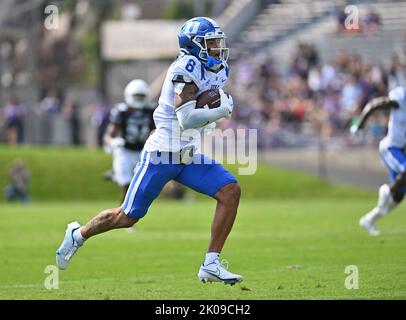 Evanston, Illinois, USA. 10. September 2022. Duke Blue Devils Wide Receiver Eli Pancol (6) macht beim NCAA-Fußballspiel zwischen Northwestern und Duke im Ryan Field in Evanston, Illinois, einen großen Fang und Lauf. Dean Reid/CSM/Alamy Live News Credit: CAL Sport Media/Alamy Live News Stockfoto