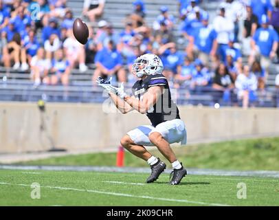 Evanston, Illinois, USA. 10. September 2022. Northwestern Wildcats rennt zurück Evan Hull (26) fängt einen Auftakt während des NCAA-Fußballspiels zwischen Northwestern und Duke im Ryan Field in Evanston, Illinois. Dean Reid/CSM/Alamy Live News Credit: CAL Sport Media/Alamy Live News Stockfoto