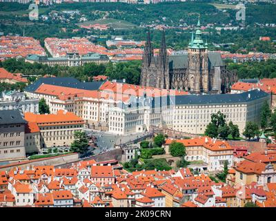 Prag, Tschechische Republik - Juni 2022: Wunderschöne Aussicht auf die St. Veits Kathedrale in der Prager Burg. Nahaufnahme Detail. Stockfoto