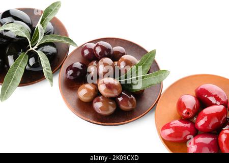 Teller mit verschiedenen Arten von leckeren Oliven auf weißem Hintergrund, Nahaufnahme Stockfoto