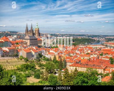 Prag, Tschechische Republik - Juni 2022: Wunderschöne Aussicht auf die St. Veits Kathedrale in der Prager Burg. Nahaufnahme Detail. Stockfoto