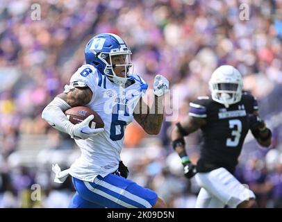 Evanston, Illinois, USA. 10. September 2022. Duke Blue Devils Wide Receiver Eli Pancol (6) macht beim NCAA-Fußballspiel zwischen Northwestern und Duke im Ryan Field in Evanston, Illinois, einen großen Fang und Lauf. Dean Reid/CSM/Alamy Live News Credit: CAL Sport Media/Alamy Live News Stockfoto