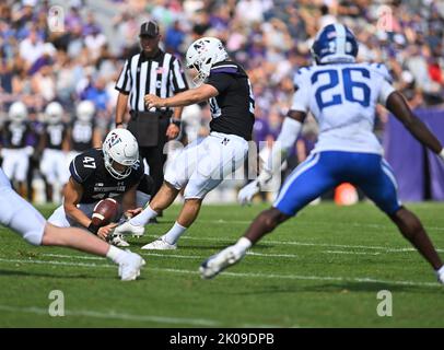Evanston, Illinois, USA. 10. September 2022. Northwestern Wildcats Place Kicker Adam Stage (90) versucht ein Feldtor während des NCAA-Fußballspiels zwischen Northwestern und Duke im Ryan Field in Evanston, Illinois. Dean Reid/CSM/Alamy Live News Credit: CAL Sport Media/Alamy Live News Stockfoto