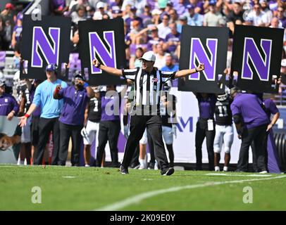 Evanston, Illinois, USA. 10. September 2022. Schiedsrichter in Aktion während des NCAA-Fußballspiels zwischen Northwestern und Duke im Ryan Field in Evanston, Illinois. Dean Reid/CSM/Alamy Live News Credit: CAL Sport Media/Alamy Live News Stockfoto