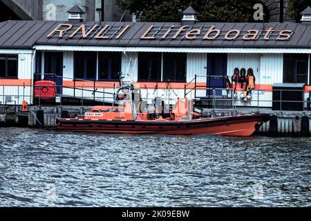 Eine der vielen Rettungsbootstationen im Zentrum von London an der Themse. Stockfoto