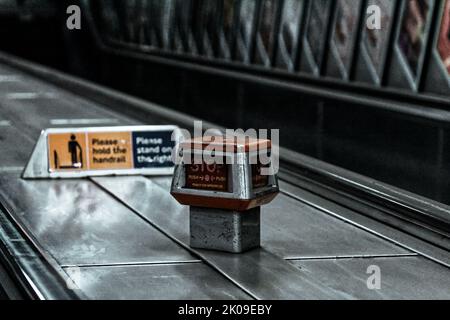 Ein Not-aus-Schalter für eine Rolltreppe in der Londoner U-Bahn. Stockfoto