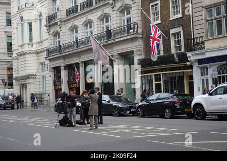 Nach dem Tod der Königin und der Bestätigung von König Karl III. - 10.. September 2022 - steigt die Presse auf den St. James Palast Stockfoto