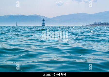 Trwyn Du Lighthouse, auch bekannt als Penmon Lighthouse, vor Puffin Island, Anglesey, Wales Stockfoto