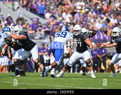 Evanston, Illinois, USA. 10. September 2022. Northwestern Wildcats beleidigt den Linienführer Peter Skoronski (77) während des NCAA-Fußballspiels zwischen Northwestern und Duke im Ryan Field in Evanston, Illinois. Dean Reid/CSM/Alamy Live News Credit: CAL Sport Media/Alamy Live News Stockfoto